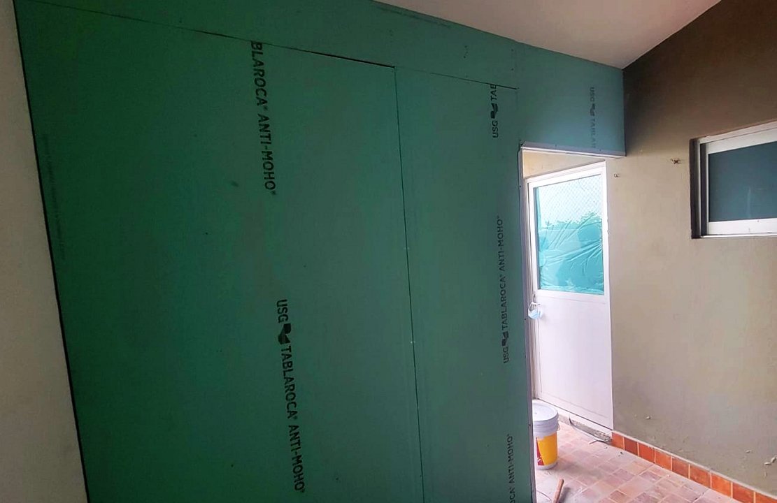 En este momento estás viendo “Tablaroca Verde”: La Solución Antimoho para Espacios Interiores Húmedos en Guadalajara
